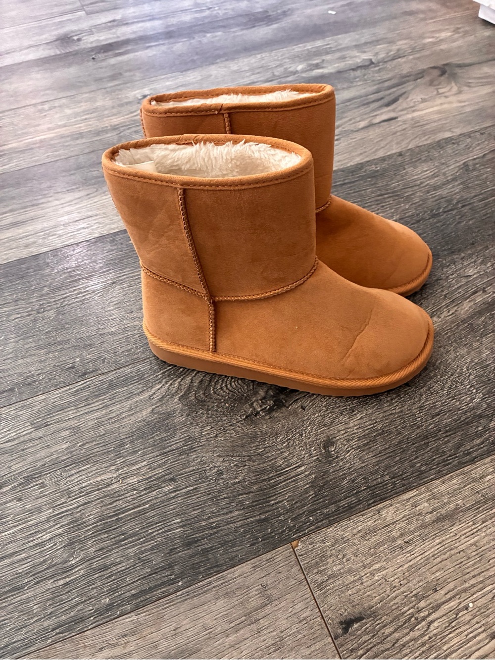 SHEIN Kids Tan Faux-Suede Fleece Booties